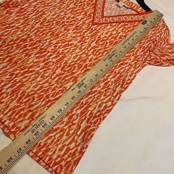 Michael Kors Size Medium three-quarter sleeve top.  Orange & white v-neck - Picture 7 of 9